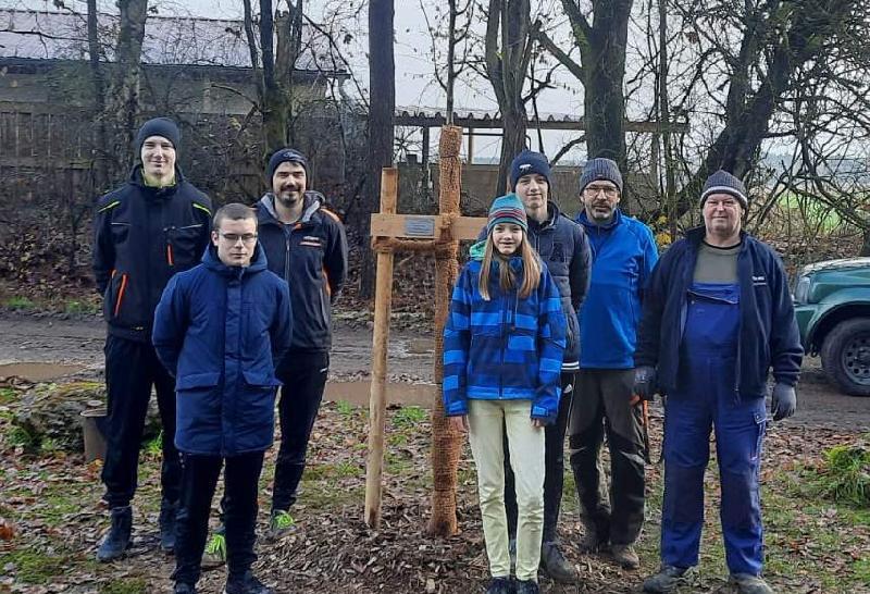 Auf Anregung von Ortssprecher Josef Biehler pflanzten die Mitglieder der Jugendfeuerwehr Krondorf-Burgstall auf dem Vorplatz ihres Feuerwehrhauses als kleinen Beitrag zum Klimaschutz eine Winterlinde. V. l.: Fabian Müller, Tobias Scharl, Jugendwart Stefan Dotzler, Maria Dotzler, Josef Dotzler, Ortssprecher Josef Biehler und Josef Winkler. - Foto von Werner Schulz