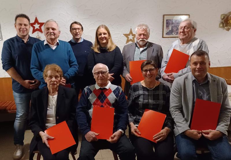 Bei der SPD-Mitgliederversammlung wurden langjährige Mitglieder geehrt. Hinten v. l.:: OV Daniel Hutzler, Vitus Kaa (50), Manfred Dagner (25), Bez.-Kandidatin Simone Böhm-Donhauser, Klaus Henseleit (50), Willi Meier 55). Vorne v. l.: Annelies Henseleit (30), Josef Hartmann (50), Inge Daller (Vertretung Rico Sommer, 25), Uwe Bergmann (25). - Foto von Werner Schulz