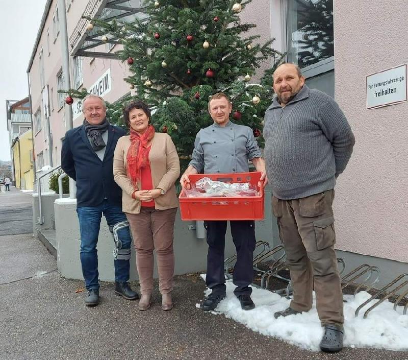 Auf Vorschlag von Hubert Posset (l.) spendierte der Pächter des AKW-Jagdreviers zwei Rehe, die Jäger Gottfried Bäumler (r.) erlegt hatte, dem BRK Seniorenheim St. Barbara. Heimleiterin Astrid Geitner (2.v.l.) und Küchenchef Markus Birner (2.v.r.) nahmen das Wildbret dankbar entgegen. Birner wird damit am Dreikönigstag mit seinem Küchenteam - Foto von Werner Schulz