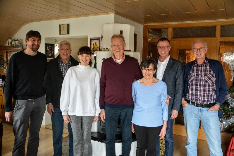 Nach zwei Jahren Corona-Pause konnte Bürgermeister Hermann Falk einem Bürger der Stadt Hirschau wieder zu seinem runden Geburtstag gratulieren. Von li. Sohn Helmut, Klaus Forster (Anglerfreunde), Enkeltochter Alicia, Josef Ernstberger, seine Ehefrau Elisabeth, Bürgermeister Hermann Falk und Robert Dotzler (Anglerfreunde). - Foto von Fritz Dietl