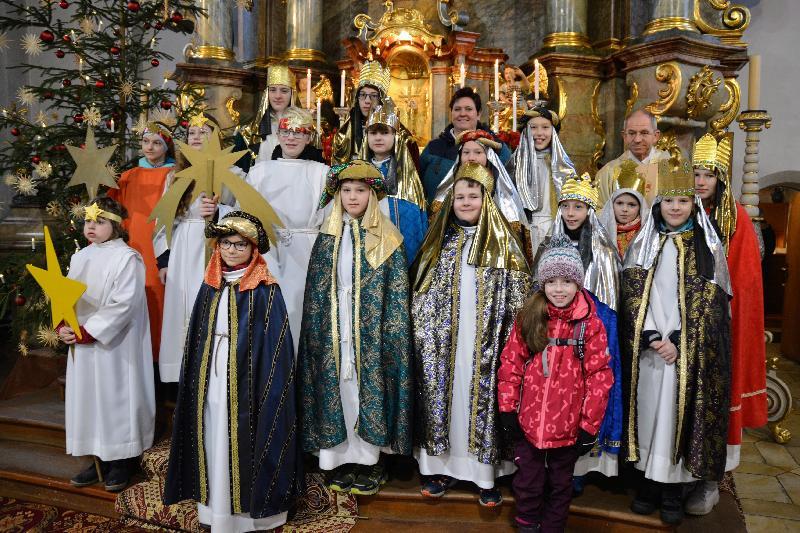 Die Sternsinger brachten die Friedensbotschaft zu den Pfarrangehörigen und sammelten für bedürftige Kinder auf der Welt. Re. hinten Pf. Johann Hofmann und hinten in der Mitte Gemeindereferentin Barbara Schlosser. - Foto von Fritz Dietl