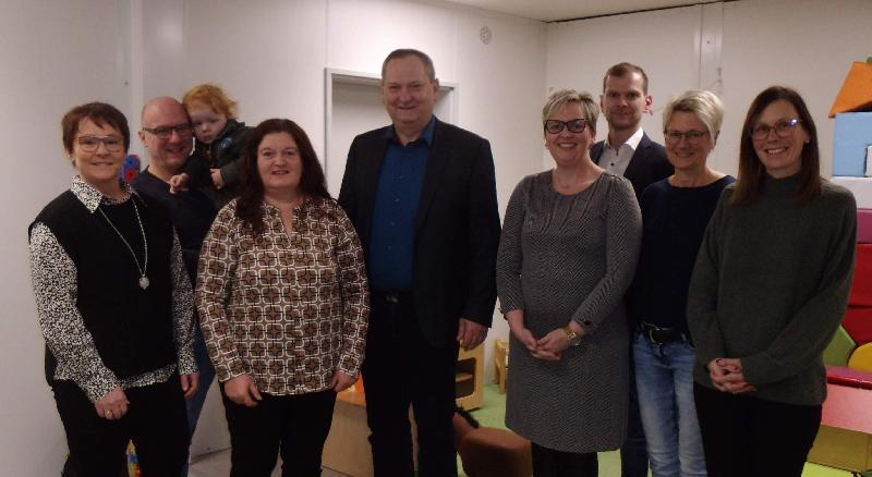 Bertls legendäre Karpfen ermöglichten es der Massenrichter CSU, die Ehenfelder „Kita mit Herz“ mit einer 1 400-Euro-Spende zu bedenken. V. l.: Brigitte Gnan, Dieter Kohl (stv. CSU-OV) mit Sohn Jakob, Martina Schiffl (Küchenchefin), Josef Luber (CSU-OV und Stadtrat), Bettina Rösch (Kita-Leiterin), Hubert Deichl (stv. CSU-OV), Carola Dagner und Kerstin Kauer (Erzieherinnen). - Foto von Werner Schulz