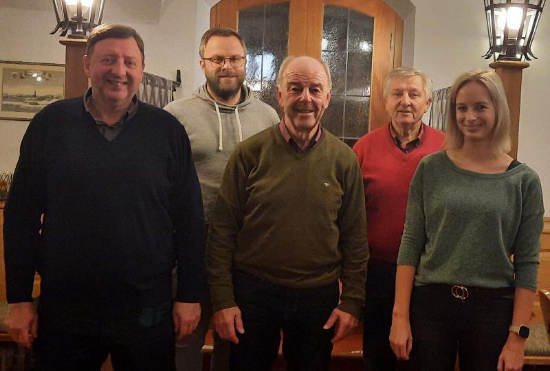 Bei der Jahreshauptversammlung wurde die Vorstandschaft des TuS/WE einstimmig in ihren Ämtern bestätigt. V l.: 2. Vors. Martin Meier, TuS/WE Vors. Christoph Weih, 1. Vors. Wolfgang Weih, Schatzmeister Anton Bauer und Schriftführerin Nicole Herrmann. - Foto von Werner Schulz