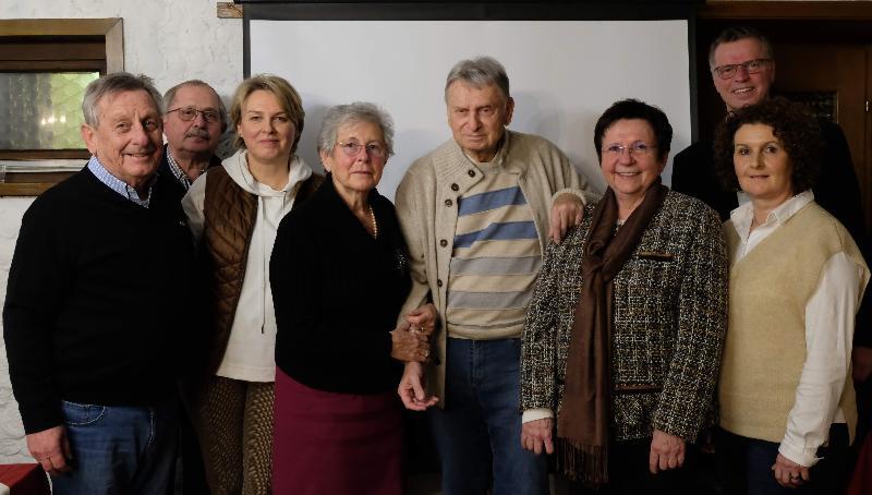 Bei der Jahreshauptversammlung von Africa-Luz wurden die Vorstandsmitglieder einstimmig in ihren Ämtern bestätigt. V. l.: Beisitzer Werner Schulz, Schatzmeister Reinhold Birner, Beisitzerin Isabelle Haustein, Dr. Burglinde Dausch, 1. Vors. Prof. Dr. Dieter Dausch, Geschäftsführerin Bärbel Birner, stellv. Vorsitzender Bürgermeister Hermann Falk und Beisitzerin Martina Birner. - Foto von Werner Schulz