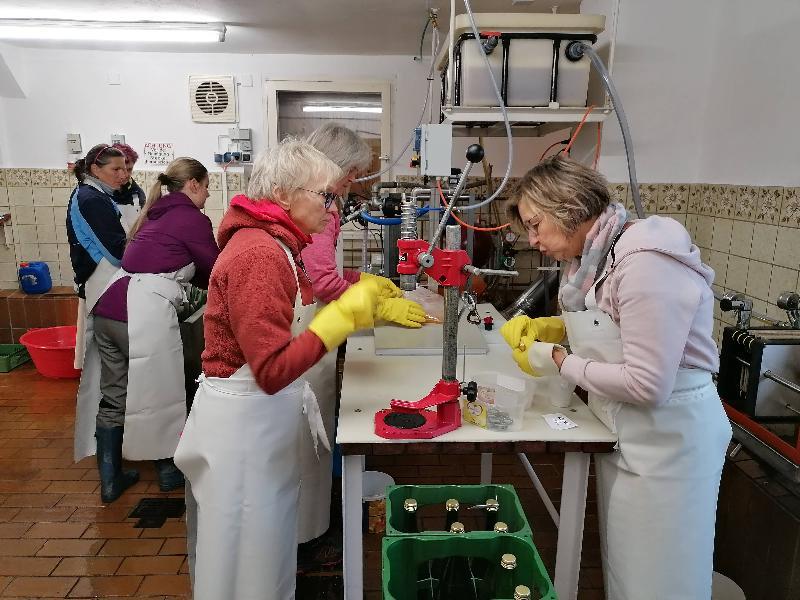 Abschluss der vielen Aktivitäten beim Obst- und Gartenbauverein war das Binden der Adventskränze, Ende November, mit vielen fleißigen Helfern.  - Foto von Fritz Dietl
