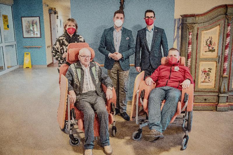 Rund 3.500 Eurp kosten die Pflegestühle, so genannte Sitzkomfortschalen, die Vertreter von Round Table (RT) Amberg dem AWO-Seniorenzentrum Antonius übergaben. Stehend von links Einrichtungsleiterin Andrea Motzel, HVB-Stiftungsvertreter und Tabler Stefan Fuchs und RT-Schatzmeister Manoel Schmidt. Vorne in den Stühlen der Vorsitzende der Bewohnervertretung, Ludwig Grabinger, und RT-Präsident Michael Golinski.  Bild: Golinski

 - Foto von Golinski