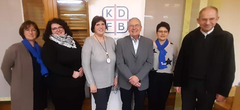 Der Katholische Frauenbund unterstützte auch im Jahr 2022 soziale Einrichtungen mit Spenden.  V. l.: KDFB-Sprecherin Angela Schreiner, Anna-Maria Sellmeyer (Caritas-Sozialstation), Roswitha Wendl, Georg Franz Fröhler (beide Hospizverein), Co-Vorsitzende Ulrike Mutzbauer und Stadtpfarrer Johann Hofmann.  - Foto von Werner Schulz