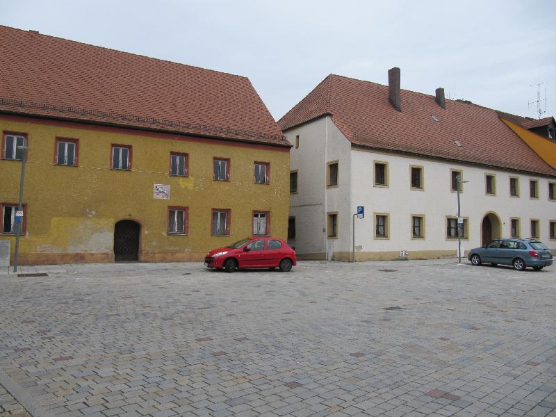 Diese beiden zum Teil denkmalgeschützen Häuser gegenüber dem Rathaus stellen den Anschluss des Baugebiets 