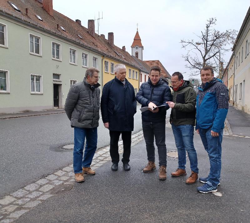 Fraktionsvorsitzender Daniel Hutzler (Mitte) zeigt im ISEK seinen Fraktionskollegen (von links) Gerald Dagner, Reinhold Strobl, Christian Hartmann und Uwe Bergmann die Gestaltungvorschläge zur Hauptstraße auf.

 - Foto von Werner Schulz
