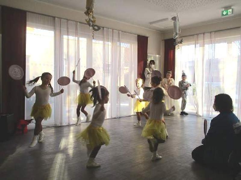 Richtig goldig anzusehen waren die Bambinis mit ihren „Lollipops“ beim gleichnamigen Showtanz. Im Hintergrung Ordensmeisterin Jennifer Gäck mit Prinz Artur I. und Prinzessin Emily I.. - Foto von Werner Schulz