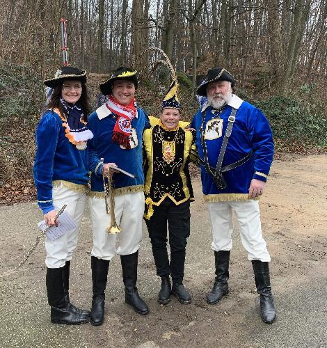 Karnevalsmäßig ran mussten die Hirschauer bereits am Sonntagvormittag ab 11:11 Uhr beim „Veedelszoch” in Gerresheim. Dort wurden Heike Stein, Vorstand Maximilian Stein (v. l.) und Werner Stein (r.) mit einem Kuriosum konfrontiert – Prinz Änki (2.v.r.) – nicht Prinzessin, nicht Prinzin, nicht im Kleid, sondern im Prinzenornat. - Foto von Werner Schulz