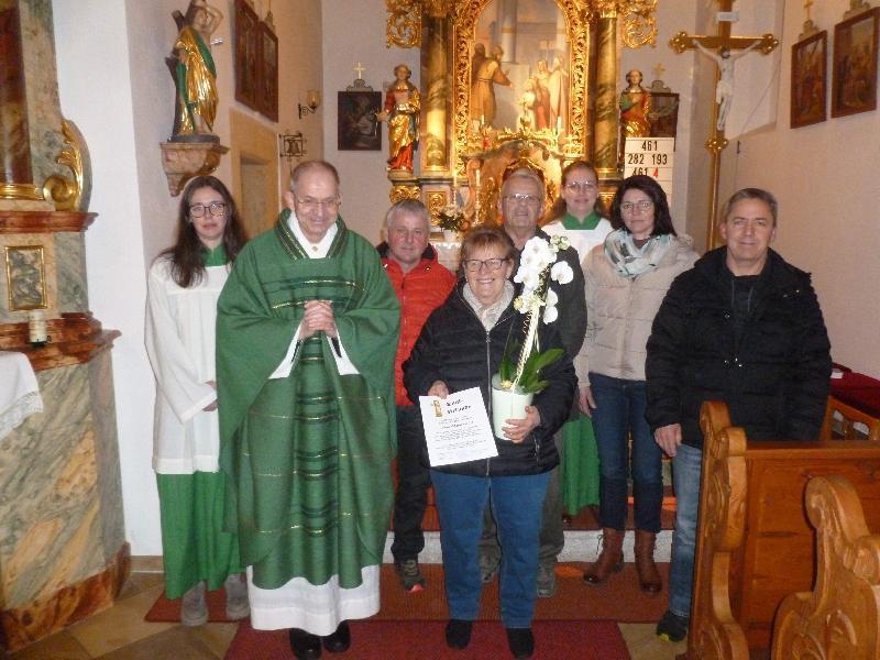 Eine verdiente Ehrung erfuhr Maria Ott für 20 Jahre Mesnerdienst in der Weiherer Filialkirche Mariä Opferung. V. l.: Nicole Ott, Stadtpfarrer Johann Hofmann, Manfred Heinrich, Mesnerin Maria Ott, Kirchenpfleger Franz Reif, Katharina Ott, Evi Ott und Hermann Ott. - Foto von Werner Schulz