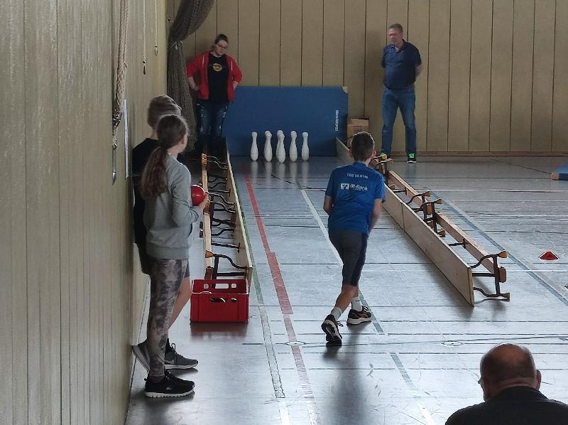 Vereinstag: Die Stationen der vie TusAbteilungen Turnen, Fahrrad Volleyball und Kegeln brachten Bewegung in die Halle.
Ganz wettkampftauglich war die Kegelbahn nicht aber optimal um mal in die Sportart hinein zu schnuppern.
 - Foto von Gerhard Fleischmann