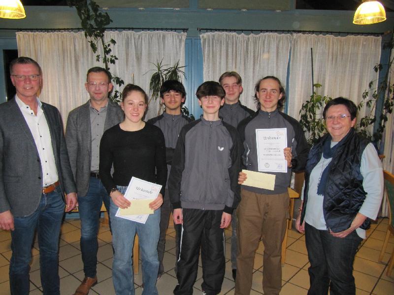 Die Sportlerin des Jahres Miriam Reisnecker 3.v. rechts,  mit der Mannsschaft das Jahres dem Jungenteam des Tischtennisclubs Kolping, links 1.Bürgermeister Hermann Falk, daneben 3.Bürgermeister Hermann Gebhard,  ganz rechts 2.Bürgermeisterin Bärbel Birner. - Foto von Gerhard Fleischmann