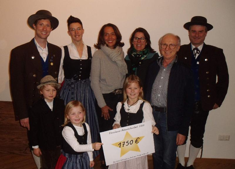 Der 20. Lebendige Adventskalender erbrachte den Rekorderlös von 1 750 Euro. Der Heimat- und Trachtenverein und der Gewerbeverband entschieden sich für den Verein „Amberger Kinder helfen e.V.“ als Spendenempfänger. Bei der Scheckübergabe hinten v. l.: Michael Meier (1. Vors. HTV), Silke Dolles (Schriftführerin HTV), Anna Meißner-Wagner, Katharina Ostermann, Alfred Härtl (Vors. Gewerbeverband) und Gaston Lottner (2. Vors. HTV). Vorne von links die Trachtlerkinder Emil, Paula und Leonie. - Foto von Werner Schulz