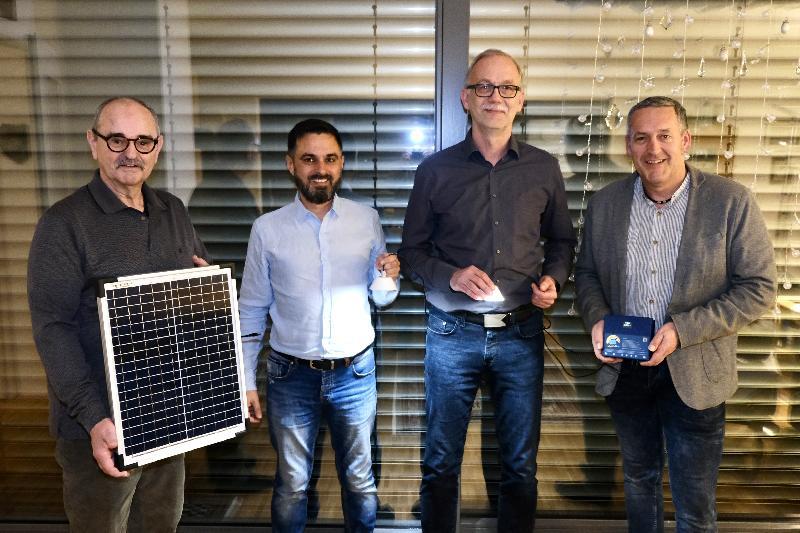 Zur Spendenübergabe brachten Vertreter des Vereins Light For Life ihr Solar Home System mit, bestehend aus einer Zentraleinheit, vier LED-Leuchten und einem 20 Wp (Watt peak) Solarmodul. Von links Lions-Schatzmeister Hans Fürnkäs, die Vereinsvorsitzenden Daniel Salcher und Stefan Preiss sowie Club-Präsident Matthias Hahn. Bild: Uschald - Foto von Uschald