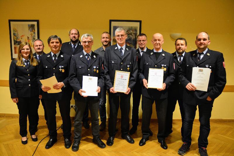 Da kommen einige hundert Jahre Feuerwehrdienst zusammen: von li. 2. Vorsitzende Selina Dorner, Vorsitzender Berthold Maier, Fritz Dietl (25 Jahre), Jugendwart und 2. Kommandant Klaus Schlosser, Wolfgang Falk (40 Jahre), Stefan Kummer (25 Jahre), Sepp Falk (Ausscheider, akt. Dienst), Bürgermeister Hermann Falk, Josef Lengfelder (Ausscheider akt. Dienst), Kommandant Christian Lingl und Daniel Kummer (25 Jahre). - Foto von Fritz Dietl