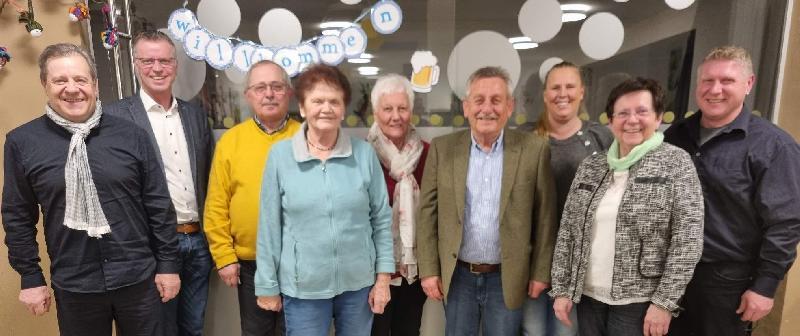 Die neue Förderkreis-Vorstandschaft (v. l.): Peter Leitsoni, Bgm. Hermann Falk, Reinhold Birner, Heidi Flierl, stellv. Vorsitzende Hildegard Kohl, Vors. Werner Schulz, Michaela Meier, 2. Bgm. Bärbel Birner und Martin Merkl. - Foto von Werner Schulz