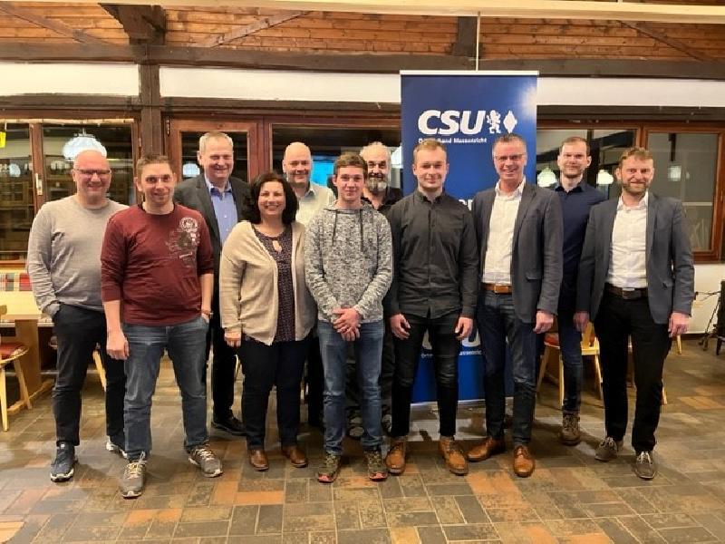 Die neue Vorstandschaft des CSU-Ortsverbandes Massenricht (v. l.): Dieter Kohl, Florian Wisneth, Vors. Josef Luber, Gisela Luber, Michael Fellner, Leon Wisgickl, Herbert Rauch, stellv. Vors. Timo Wisgickl, Bürgermeister Hermann Falk, stellv. Vors. Hubert Deichl, CSU-Fraktionsvors. Christian Gnan. - Foto von Werner Schulz