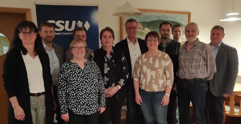 Die neue Vorstandschaft der Ehenfelder CSU (v. l.): Bezirkstagskandidatin Birgit Barth, Vors. Christian Gnan, stellv. Vors. Christine Falk, Stadtrat Manuel Falk, Gertrud Kustner, Bgm. Hermann Falk, Brigitte Gnan, Stephan Schmalzl, Stefan Basler, Franz Birner und stellv. Vors. CSU-OV Hirschau Martin Merkl. - Foto von Werner Schulz