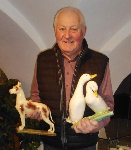 Ab sofort sind in der Steingutplastiken-Ausstellung des von Altbürgermeister Hans Drexler (im Bild) gegründeten Festspielvereins der Alten Mälzerei zwei bisher nicht aufzufindende Figuren zu sehen. Das „Entenpärchen“ hat Ingrid Kurz zur Verfügung gestellt, Irmgard Popp den „Dobermann“. - Foto von Werner Schulz