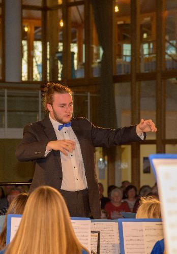 Zum dritten Mal steht Wolfgang Vögele (vorne l.) beim Osterkonzert des Musikzugs am Dirigentenpult. 2018 und 2019 bestätigte das Orchester unter seiner Leitung seine herausragende Rolle unter Hirschaus Kulturträgern. Das Publikum feierte das Orchester beide Male mit stehenden Ovationen. - Foto von Werner Schulz