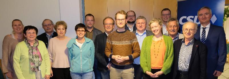 Die neue Vorstandschaft des CSU-Ortsverbandes v. l.: FU-Vors. Michaela Meier, 2. Bgm. Bärbel Birner, Reinhold Birner, Rosi Schönberger, Annemarie Schinabeck, 3.Bgm. Hermann Gebhard, Dr. Hans-Jürgen Schönberger, Vors. Florentin Siegert, Martin Brunner, Martin Merkl, Julia Götz, Bgm. Hermann Falk, Ehrenvors. Werner Schulz, Alfred Härtl und Kreisvors. MdL Dr. Harald Schwartz. - Foto von Werner Schulz