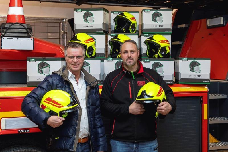 Bürgermeister Hermann Falk (l.) übergab an 1. Kommandanten Sebastian Jasinsky (r.) 60 mit den  neuesten Standards ausgestattete Feuerwehrhelme. Preis pro Helm: 300 Euro. - Foto von Werner Schulz