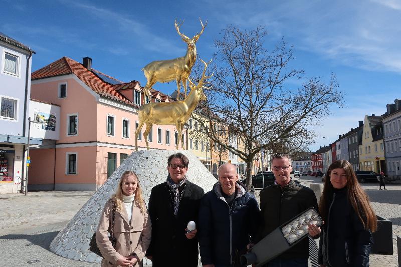 Bild, von links: Alina Brey, Markus Windisch, Gerhard Schmerber, alle Bayernwerk, Erster Bgm. Hermann Falk, Franziska Scheibl, Bayernwerk - Foto von Gerhard Fleischmann