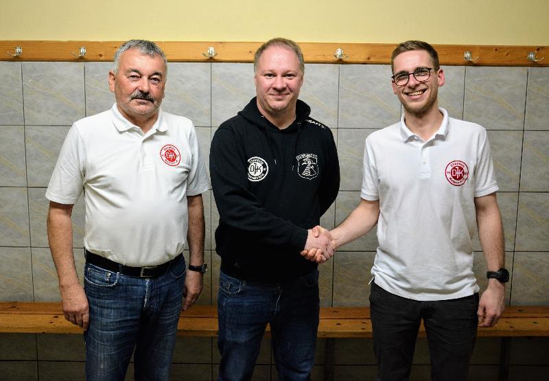 Die Vorstände Andreas Falk re. und Georg Kustner li. freuten sich, dass Dominik Dontschenko die 2. Mannschaft auch in der nächsten Saison trainiert.  - Foto von Fritz Dietl