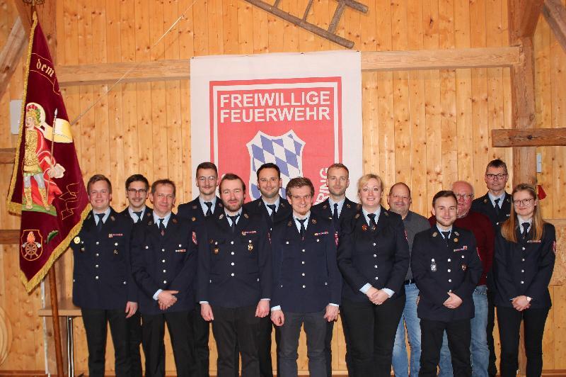 Die neue Vorstandschaft der Freiwilligen Feuerwehr Steiningloh-Urspring (v. l.): Wolfgang Fischer, Benedikt Lederer, Georg Pfab, Andreas Fischer, stellv. Kommandant Quirin Stauber, Sandro Strazzacappa, Martin Amann, 1. Vorstand Michael Pfab, Silvia Breit, 2. Vorstand Michael Schulze, Peter Pfab, Fischer Georg, 1. Kommandant Josef Giehrl und Kathrin Schmidl - Foto von Werner Schulz