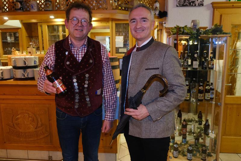Ein Schirmherr braucht auch einen Schirm. Diesen überreichte Bräu Martin Sterk (links) an Landtagsabgeordneten Harald Schwartz, der das Patronat über das viertägige Brauereijubiläum übernommen hat. Bild: Uschald - Foto von Uschald