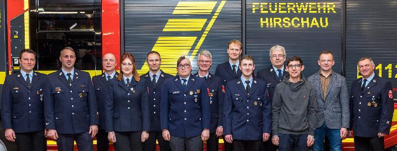 Bei der Feuerwehr-Generalversammlung stand die Ehrung bzw. Beförderung einer Reihe von Feuerwehrleuten auf dem Programm. V. l.: Stellv. Kdt. Claus Meyer (25 J., Hauptlöschmeister), 1. Kdt. Sebastian Jasinsky, Günther Ries (30 J.), Marina Schlaffer (Oberfeuerwehrfrau), Michael Lang (25 J.), Marco Künzel (25 J., Löschmeister), Robert Scheuerer (30 J.), Christoph Erras (20 J.), Marco Schuminetz (10 J.), Michael Freimuth (40 J.), Mario Gärtner (Feuerwehrmann), 3. Bgm. Hermann Gebhard und 1. Vors. Michael Schuminetz. - Foto von Werner Schulz