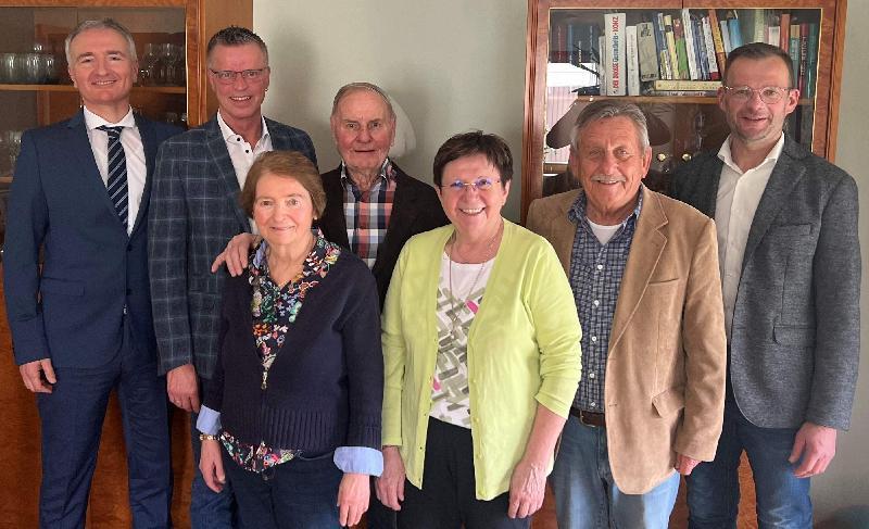 Eine große Gratulantenschar aus Politik und Vereinsleben stellte sich bei Altbürgermeister Helmut Rösch ein, der seinen 85. Geburtstag feierte. V. l.: MdL Dr. Harald Schwartz, Bürgermeister Hermann Falk, Ehefrau Anneliese Rösch, Altbürgermeister Helmut Rösch, 2. Bürgermeisterin Bärbel Birner, CSU-Ehrenkreis- und Ortsvors. Werner Schulz sowie stellv. CSU-Ortsvors., 3. Bürgermeister Hermann Gebhard. - Foto von Werner Schulz