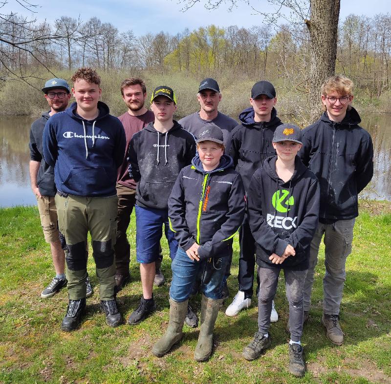 Um das in Gruppenstunden Erlernte umzusetzen, traf sich die Anglerjugend zu einem Angeltag am Mühlweiher. Vorne v. l.: Nils Prösl, Johannes Zach, Jan Prösl und Tim Basler, hinten v. l.: 1. Vorstand Stefan Dotzler, 2. Jugendleiter Philip Merz, 1. Jugendleiter Tobias Prösl, Elias Birner und Cornelius Lohner. - Foto von Werner Schulz