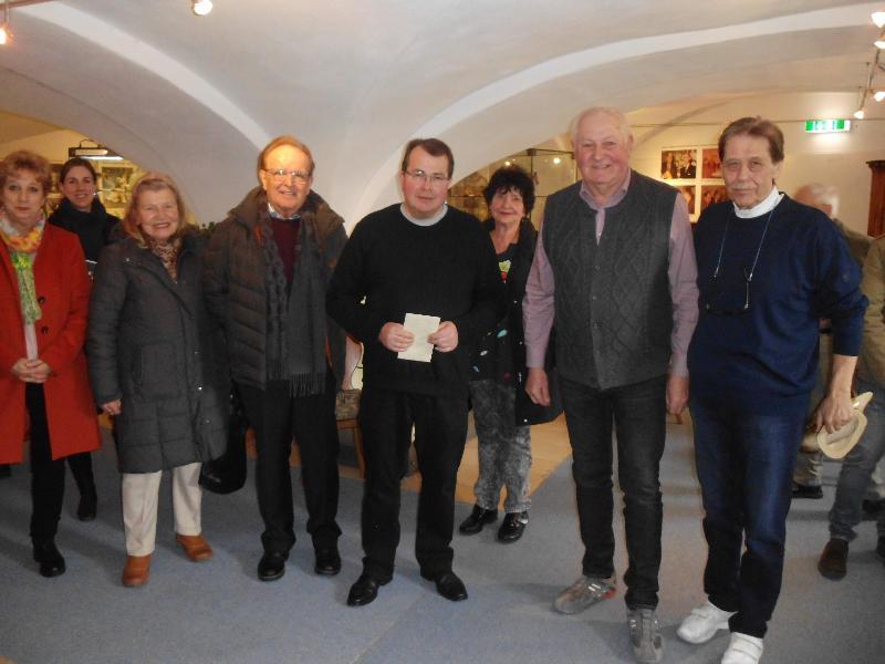 Bei der Finissage der Ausstellung „Hirschau – Keramik – Figuren“  bedankte sich der Gründer des Festspielvereins Altbürgermeister Hans Drexler (2.v.r.) beim Initiator der Ausstellung Pfarrer Klaus Haußmann. (4.v.r.). Bei der Organisation der Ausstellung hatte der Sammler Carlo Herpich (r.) engagiert mitgeholfen. - Foto von Werner Schulz