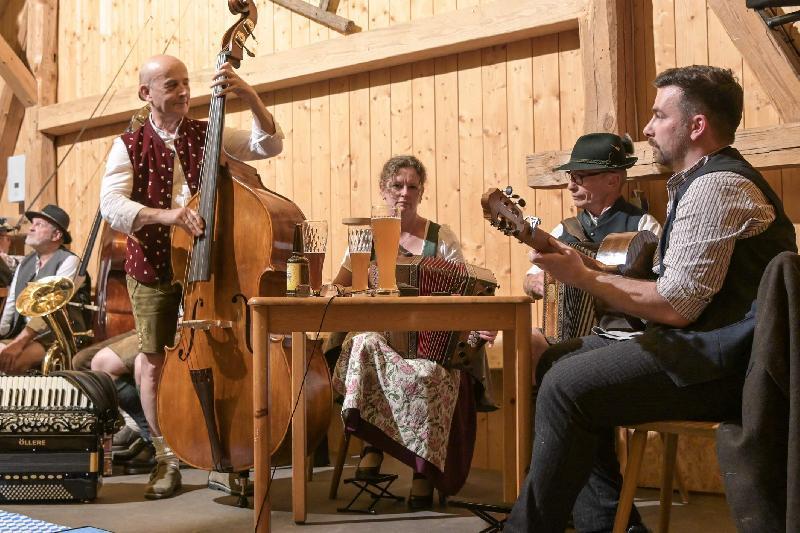 Die „Pfiffigen Knepf“ mit Siegfried Winter und Anja Pschibl (beide an der Diatonischen) sowie Marco und Werner Winter (Gitarre und Kontrabass) hatten sich hauptsächlich der alpenländischen Volksmusik verschrieben. - Foto von Werner Schulz