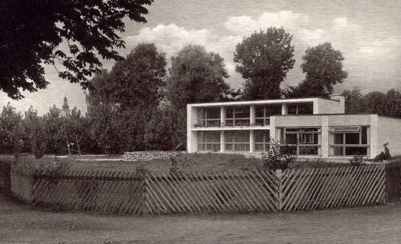 „Nee Onkel, dat is keen Kindergarten – dat is ne Aral-Tankstelle!“ So kommentierte der fünfjährige Neffe von Direktor Wolfang Droßbach bei der Einweihung das Aussehen des von seinem Onkel gestifteten Kindergartens. - Foto von Werner Schulz