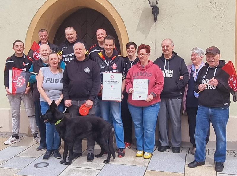 Konstanz war angesagt bei den Neuwahlen der FCN-Freunde Hirschau. Im Bild: Hintere Reihe v. l.: Bgm. Hermann Falk, Albert Neubert, 2. Vorst. Mark Schirmeier, mittlere Reihe: Justin Hirschmann, Schriftführer Rolf Lehnen, Monika Speckner, Fanverband-Ehrenvors. Karl Teplitzky, Annemarie Teplitzky, vordere Reihe: Brigitte Nutz, Ralf Nutz, 1. Vorst. Markus Hirschmann, Sandra Dietl und Bezirkskoordinator Dieter Altmann. - Foto von Werner Schulz