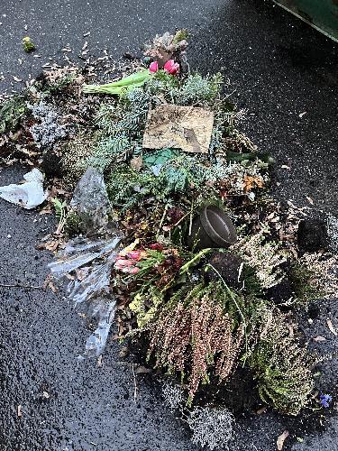 Die Abfallentsorgung im Friedhof ein echtes Ärgernis. Für Grablichter ist die Tonne gedacht, drin ist alles andere als das. Beim Grünabfall sieht es ähnlich durcheinander aus. - Foto von Gerhard Fleischmann