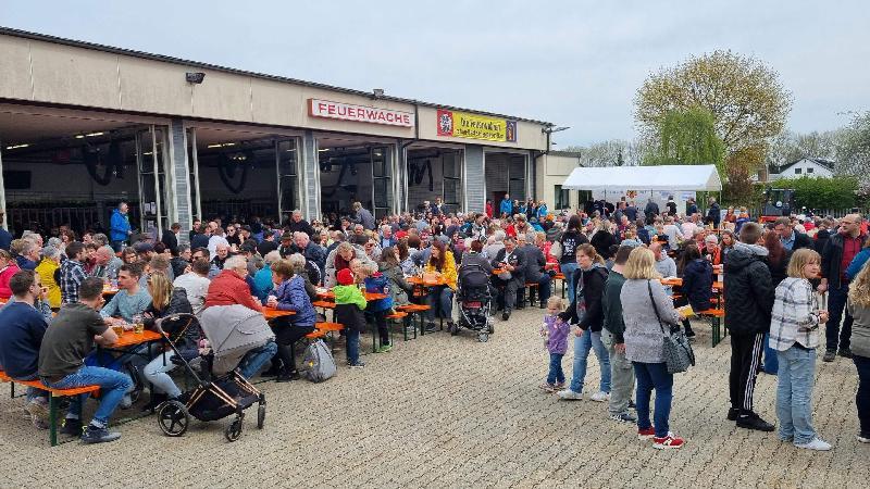 Seit gut vier 40 Jahrzehnten eröffnet die Freiwillige Feuerwehr am 1. Mai die Hirschauer Festl-Saison. Auch heuer herrschte wieder großer Gästeandrang. Entsprechend groß war die Nachfrage nach Speisen und Getränken. - Foto von Werner Schulz