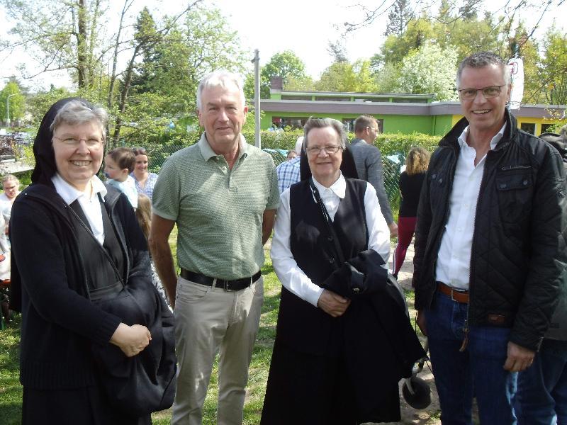 Zur Feier des 70. Geburtstags des St. Wolfgang-Kindergartens konnte Bürgermeister Hermann Falk (r.) auch die beiden ehemaligen Leiterinnen Sr. Elisabeth Peter (2. v. l., 1984 – 1995) und Sr. Gabriele Liegl (l., 2001- 2005) begrüßen. Mit im Bild: Stadtkämmerer a.D. Hermann Siegert (2.v.l.). - Foto von Werner Schulz