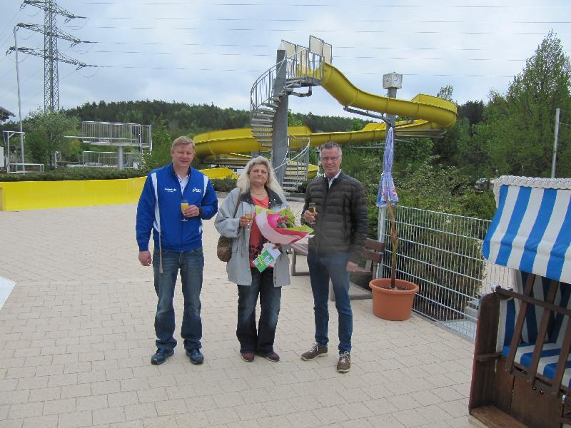 Andrea Löscher aus Schnaittenbach erster Badegast. - Foto von Gerhard Fleischmann