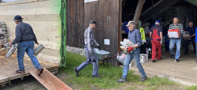 Ca. zwölf Tonnen Altpapier und sechs Tonnen Altkleider verlud das Helferteam der Kolpingfamilie am Samstag bei der Räumung der Altkleidersammelstelle. - Foto von Werner Schulz