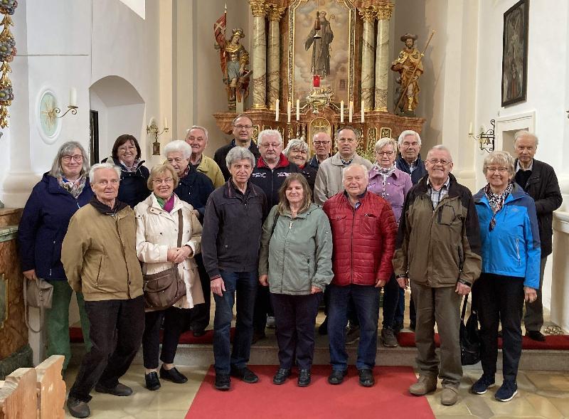 Im Mariemmonat Mai geht die Kolpingfamilie alljährlich auf Maiandacht-Tour. Dieses Jahr feierte man mit Stadtpfarrer a.D. Hans-Peter Bergmann (r.) in der St. Leonhard-Kirche in Deindorf. - Foto von Werner Schulz