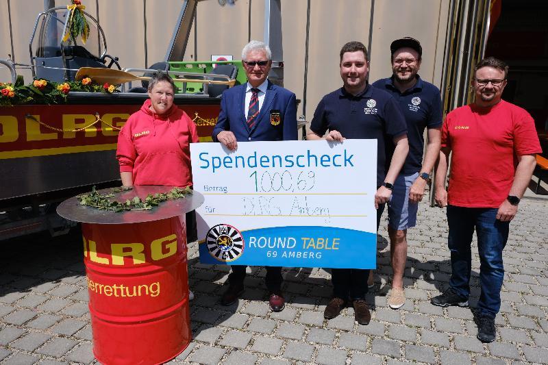 1.000,69 Euro stellt Round Table Amberg der DLRG für die Beschaffung eines Rafts zur Verfügung. Von links bei der Übergabe DLRG-Schatzmeisterin Franziska Lehmann, DLRG-Vorsitzender Gerhard Schottenheim, Stefan Fuchs und Thomas Andraschko von Round Table 69 Amberg und DLRG-Stellvertreter Bernd Parlow. Bild: Uschald - Foto von Uschald