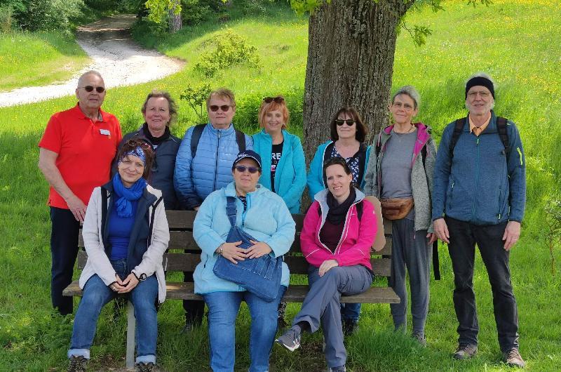 Auf Einladung des Hospizvereins und seines Vorsitzenden Georg Franz Fröhler (hinten l.) fand letzten Samstag die erste Veranstaltung des Projekts „YOGA & NATUR erleben für Trauernde“ statt. Geleitet wurde es von Yoga-Lehrerin Sonja Winter (vorne l.) und Yoga-Lehrer Herbert Winter (hinten r.).  - Foto von Werner Schulz