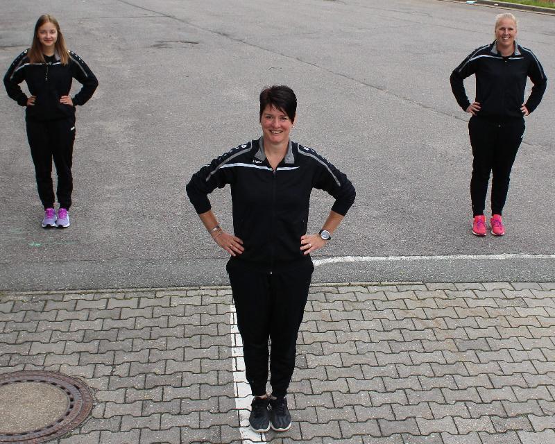 Wenn am 11.11. die Kinder-, Jugend- und Prinzengarde auf dem Marktplatz eine heiße Sohle aufs Parkett legen, haben daran die drei Trainerinnen maßgeblichen Anteil. V. l.: Annika Scheffler, Präsidentin Regina Merkl und Vizepräsidentin Michaela Meier. - Foto von Werner Schulz