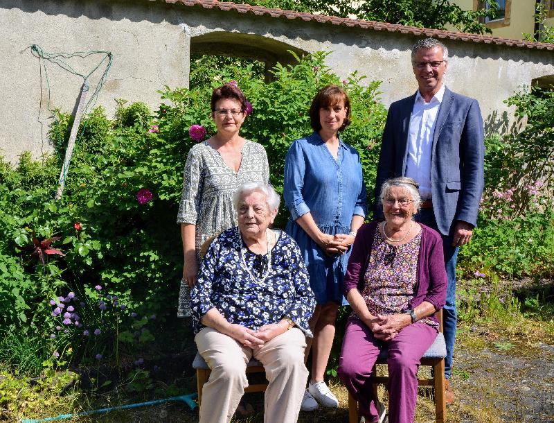 Zum 90. Geburtstag von Augusta Freimuth, sitzend li., lacht die Sonne. Rechts neben ihr, ihre Freundin Lilly Ries. Stehend v. re. Bürgermeister Hermann Falk gratulierte im Namen der Stadt Hirschau und von Landrat Richard Reisinger. Angela Schreiner und Ulrike Mutzbauer überbrachten die Glückwünsche des Hirschauer Frauenbundes, an ihr Gründungsmitglied.  - Foto von Fritz Dietl