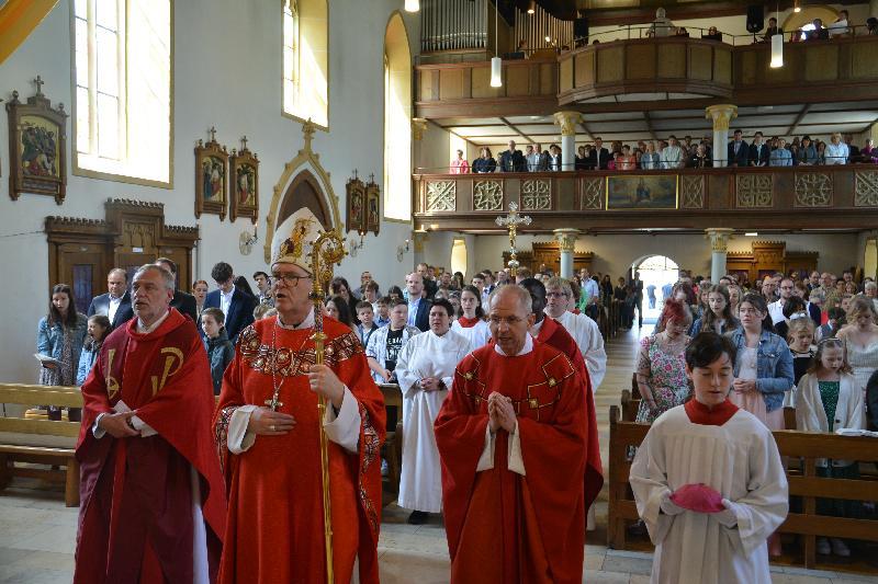 Feierlicher Festgottesdienst in der Hirschauer Stadtpfarrkirche, mit Weihbischof Dr. Josef Graf, der den 56 jungen Christinnen und Christen, das Sakrament der Firmung spendete. - Foto von Fritz Dietl